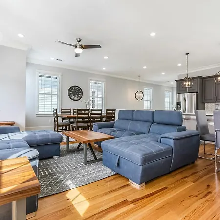 Spacious 5Br Urban Retreat W Balcony & Pool